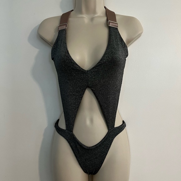 Cutout One piece - Picture 1 of 12